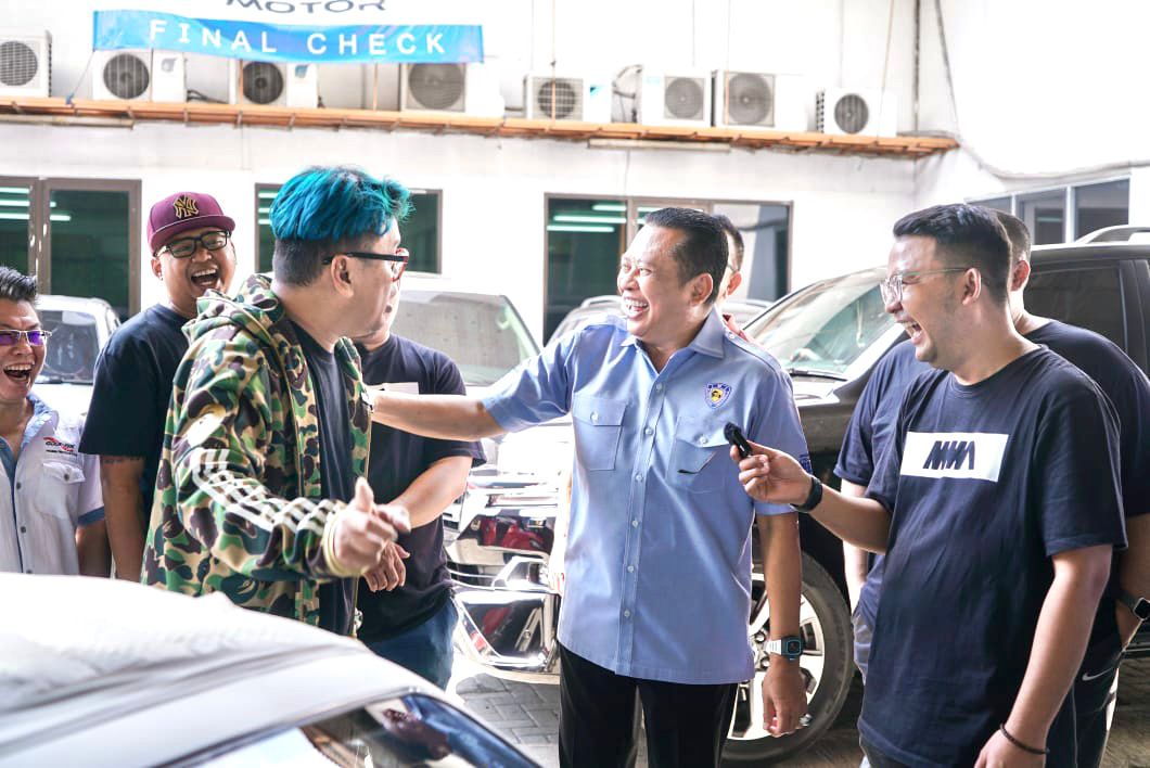 Waketum Golkar Bamsoet Tinjau Mobil Modifikasi Blackstone Live Modz 2022 Milik Uya Kuya