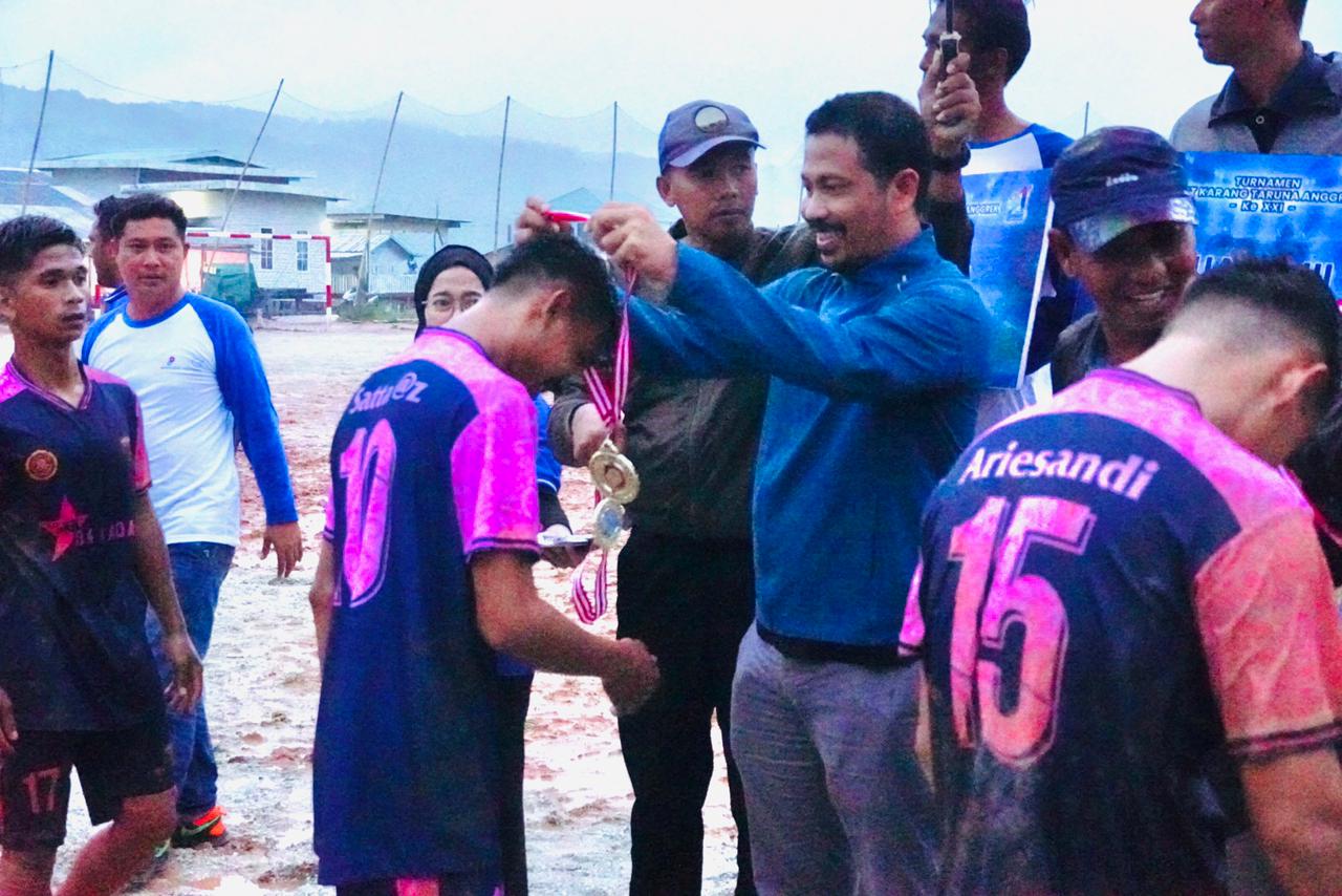 Meskipun Diguyur Hujan, Sekda Anambas Hadir Menutup Turnamen KTA Air Asuk