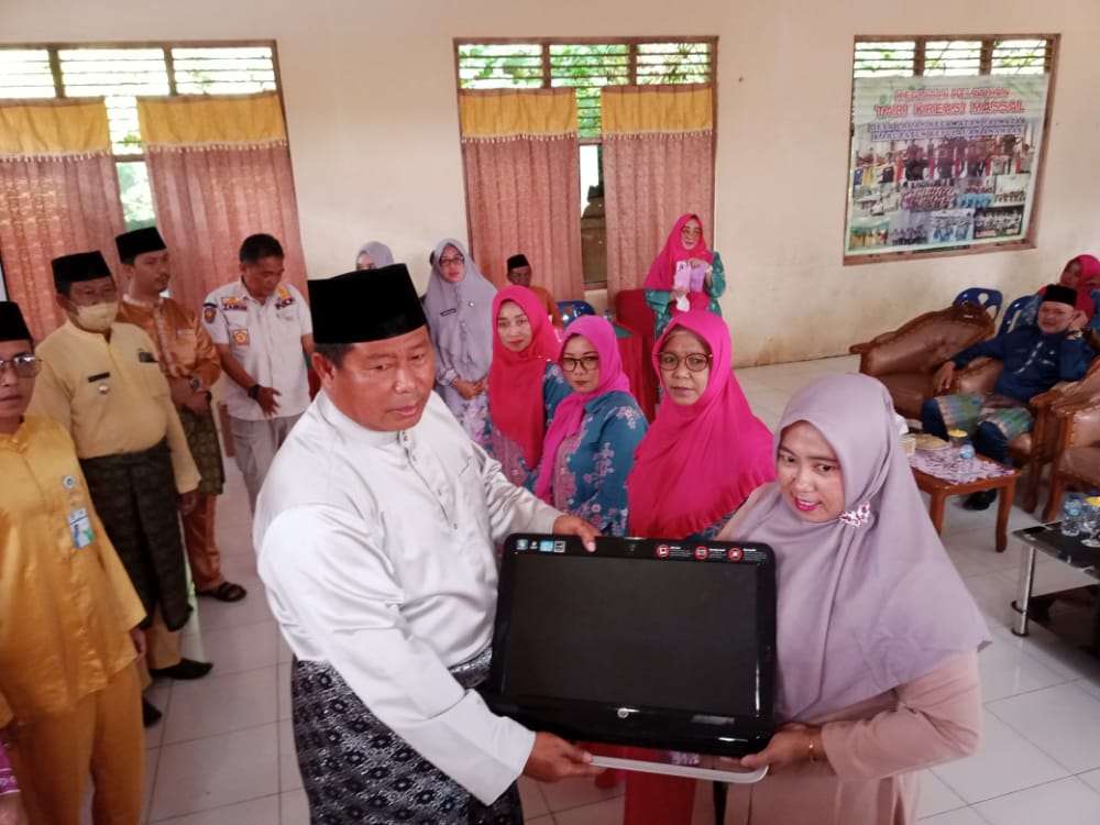 Bupati Anambas Serahkan BPJS Naker dan Bantuan Perangkat Elektronik di Desa Ladan
