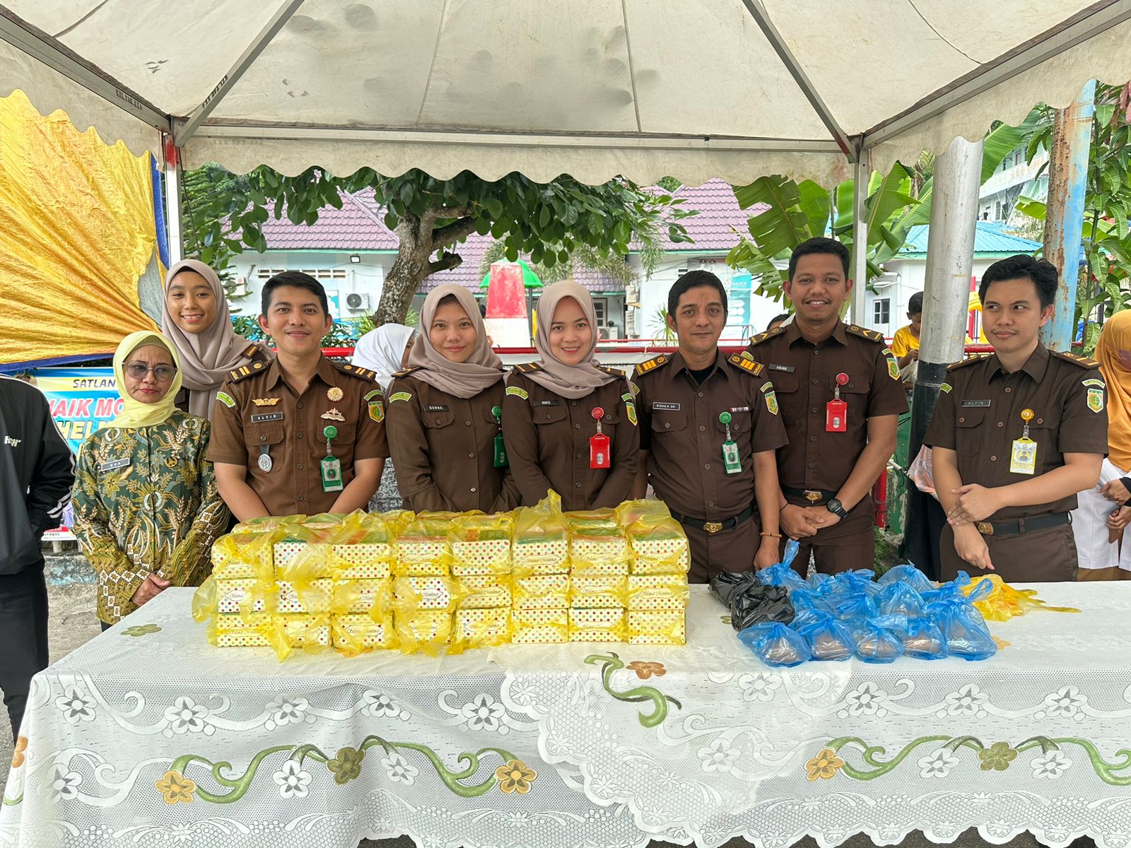 IAD Bersama GOW Bagikan Takjil Kepada Masyarakat Tarempa