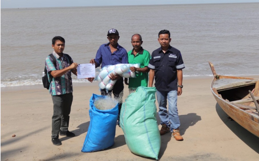 PT Timah Tbk Serahkan Bantuan Alat Tangkap Untuk KUB Titihan Muhibah Kelurahan Sawang