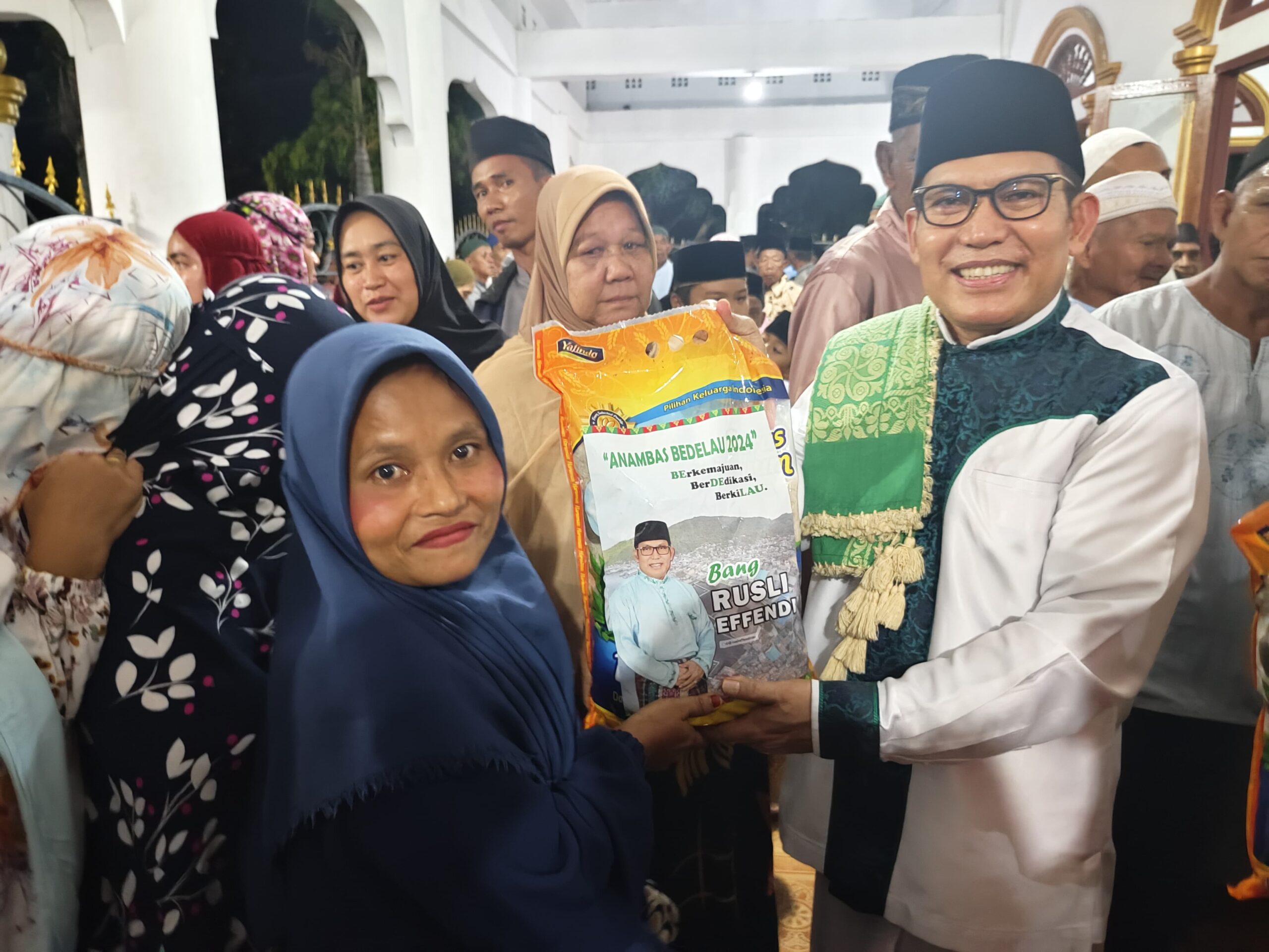 Tenaga Ahli Utusan Khusus Presiden H. Rusli Effendi Bersedekah 6.000 Kantong Beras di Anambas