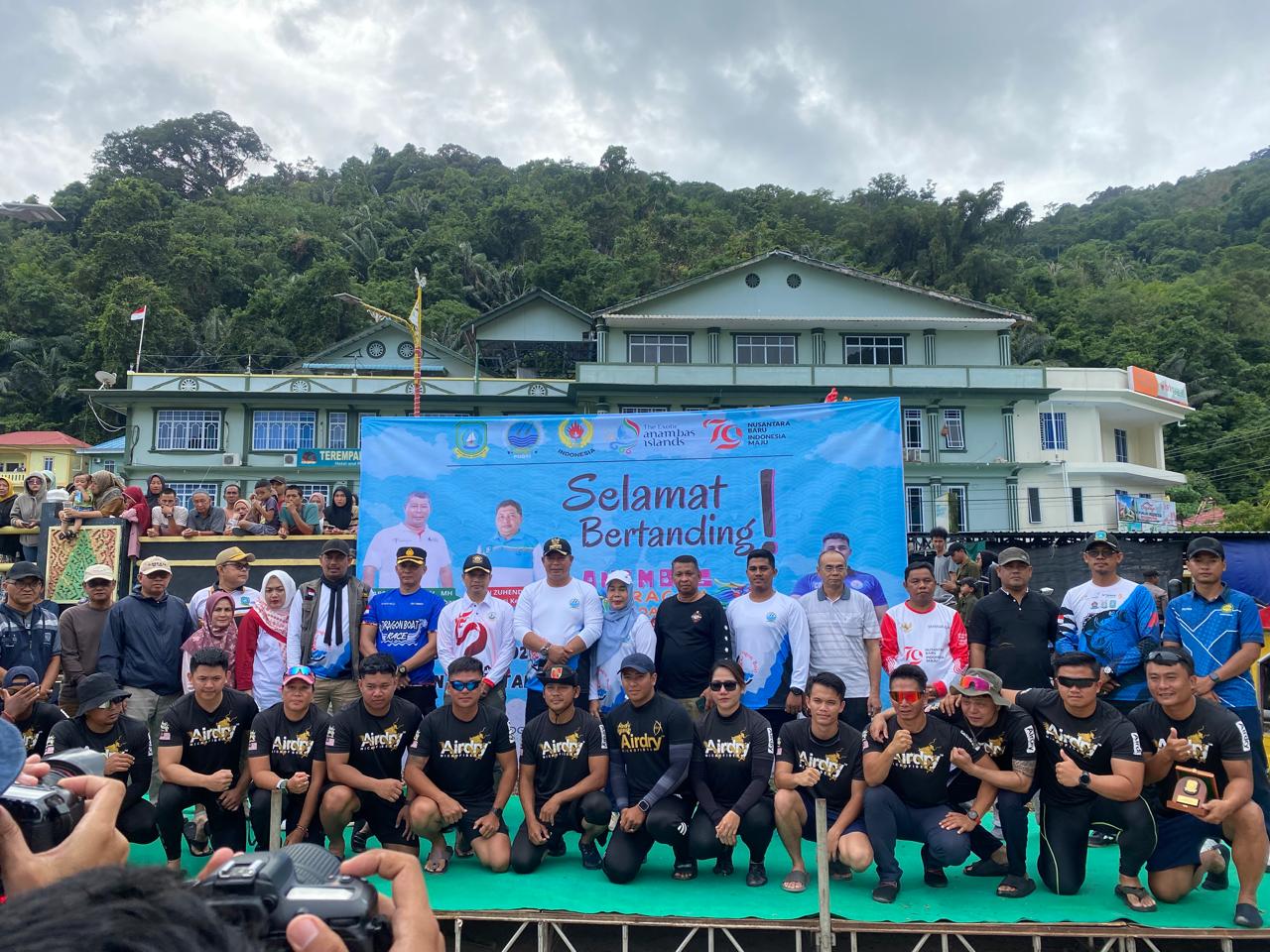 Bupati Anambas Abdul Haris mengapresiasi kedatangan tim Malaysia yang ikut serta dalam Dragon Boat Race yang kali pertama di Anambas