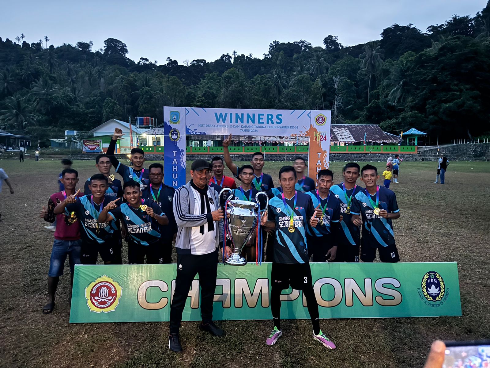 Sekda Anambas Tutup Turnamen Sepakbola di Desa Candi, Air Sena FC Raih Juara 1