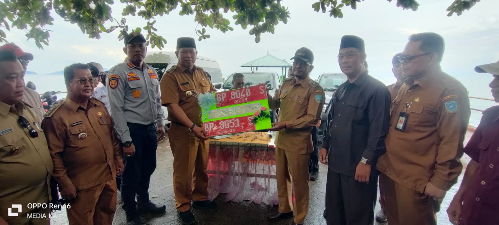 Bupati Anambas Serahkan 3 Unit Mobil Transportasi Desa Tiangau. Harapkan Ekonomi Tumbuh