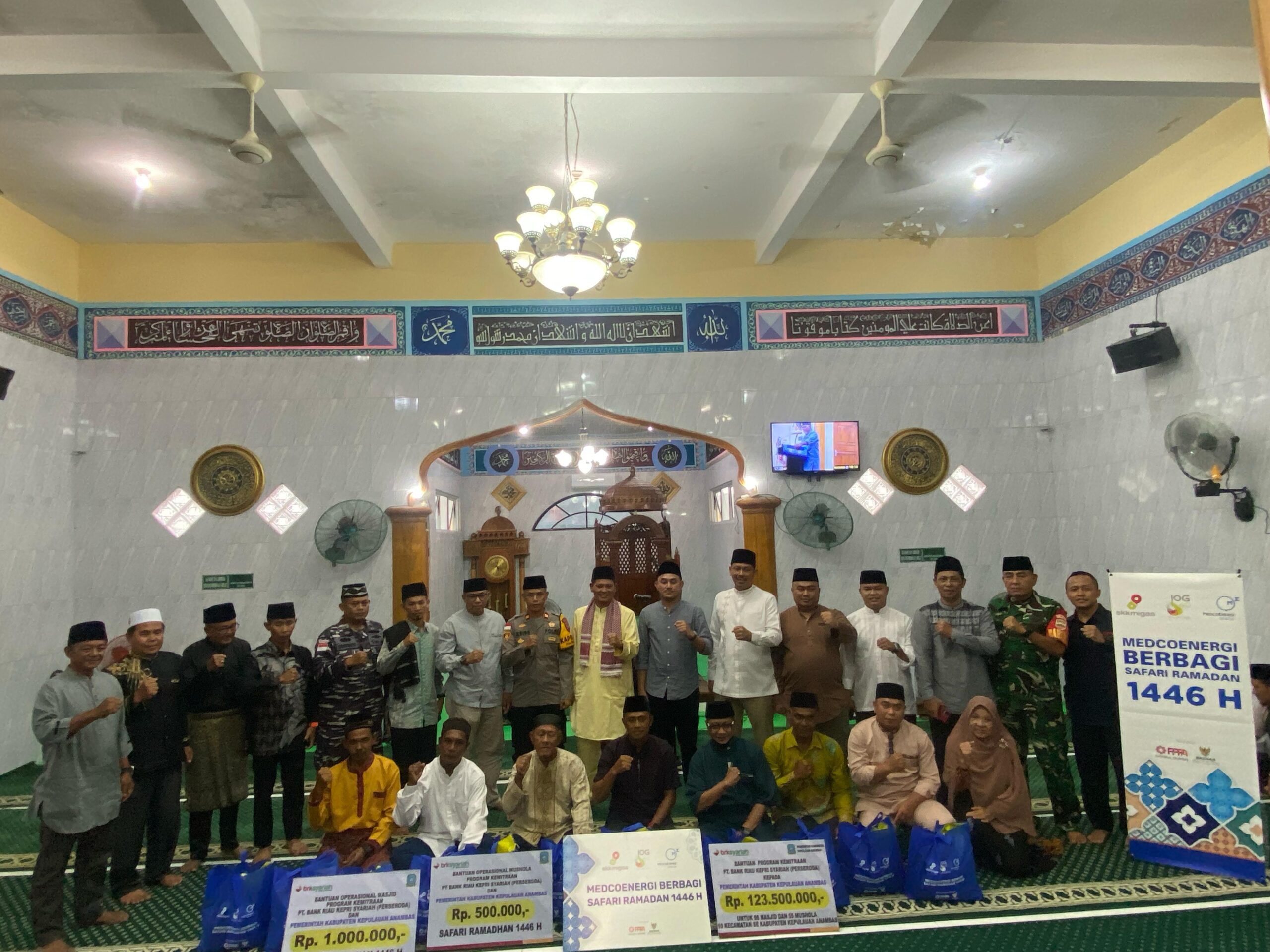 Wakil Bupati Kepulauan Anambas Raja Bayu Febri Gunadian bersama unsur forkompinda melakukan Safari Ramadhan di Masjid Besar AT- TAQWA, Desa Air Asuk, Kecamatan Siantan Tengah, Anambas,Rabu (12/3/2025). Pada kesempatan ini,juga serahkan bantuan dari CSR BRK Syariah dan PT.Medco Energy