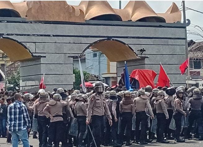 Aksi Demo Petani Singkong Ricuh Aksi lempar Batu Kepada Petugas Tak Terhidarkan