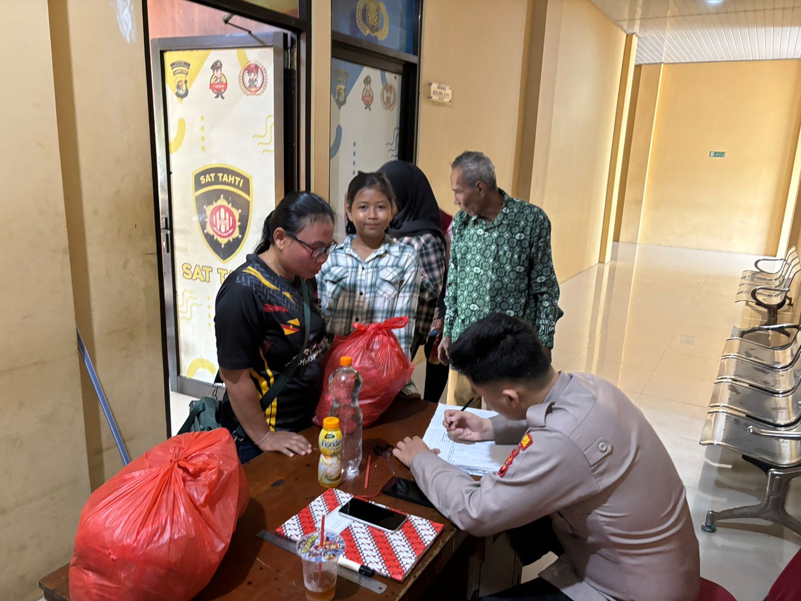 Pengawasan dan Pelayanan pada Jam Besuk Tahanan, Polres Tulang Bawang Barat Pastikan Keamanan dan Kepuasan Pengunjung