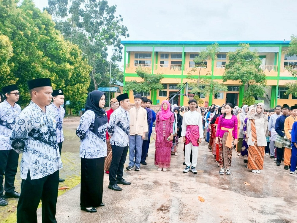 Guru Hebat, Indonesia Kuat: Puncak Hari Guru di SMKN 1 Tanjungpinang Penuh Warna dan Haru