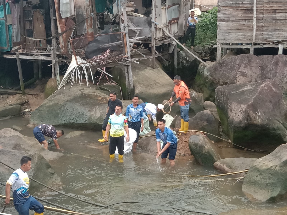 Bupati Anambas Ajak Warga Jaga Kebersihan Sungai Sugi Saat Gotong Royong Antisipasi Cuaca Ekstrem