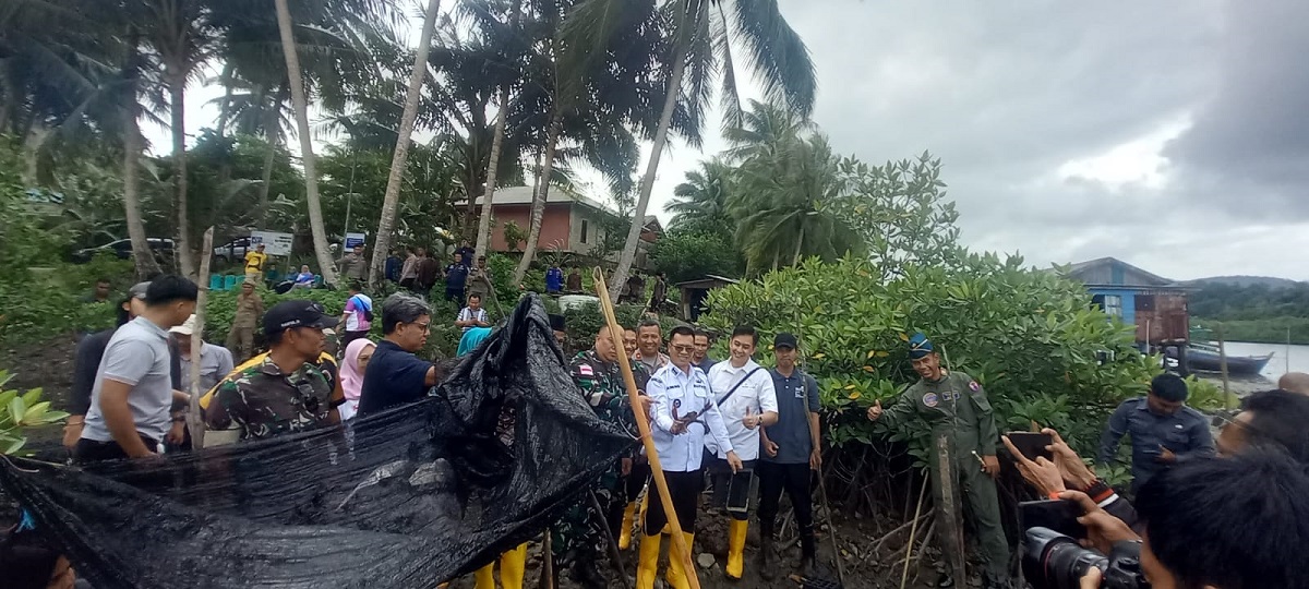 Bupati Anambas Tinjau Program Budidaya Madu dan Kepiting Bakau di Desa Langir