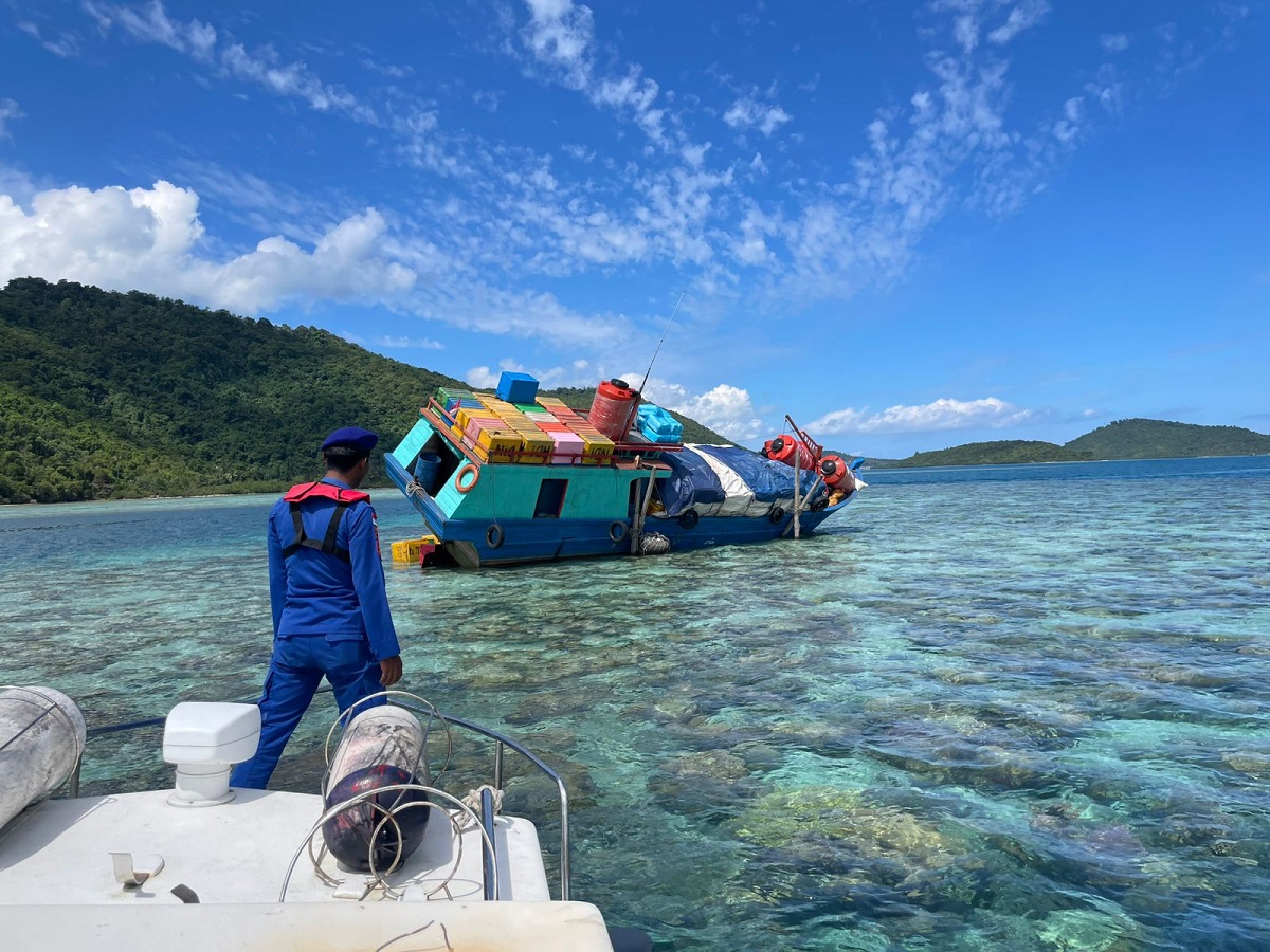 Kapal Kargo KM MURNI JAYA Kandas di atas Karang, Satpolairud Anambas Gerak Cepat Lakukan Evakuasi