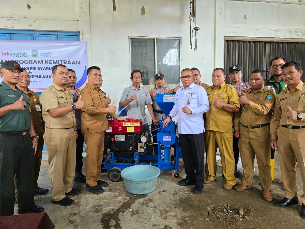 Bank Riau Kepri Syariah Salurkan Bantuan Mesin Penggiling Padi untuk Petani Anambas