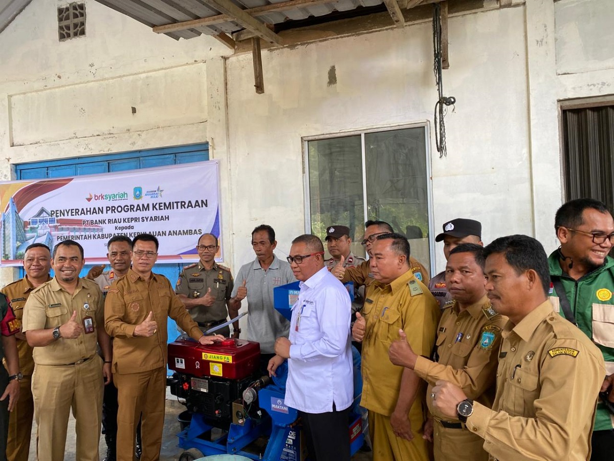 Pemkab Anambas Terima Bantuan Mesin Penggiling Padi dari BRK Syariah, Bupati Aneng: Dorong Kesejahteraan Petani