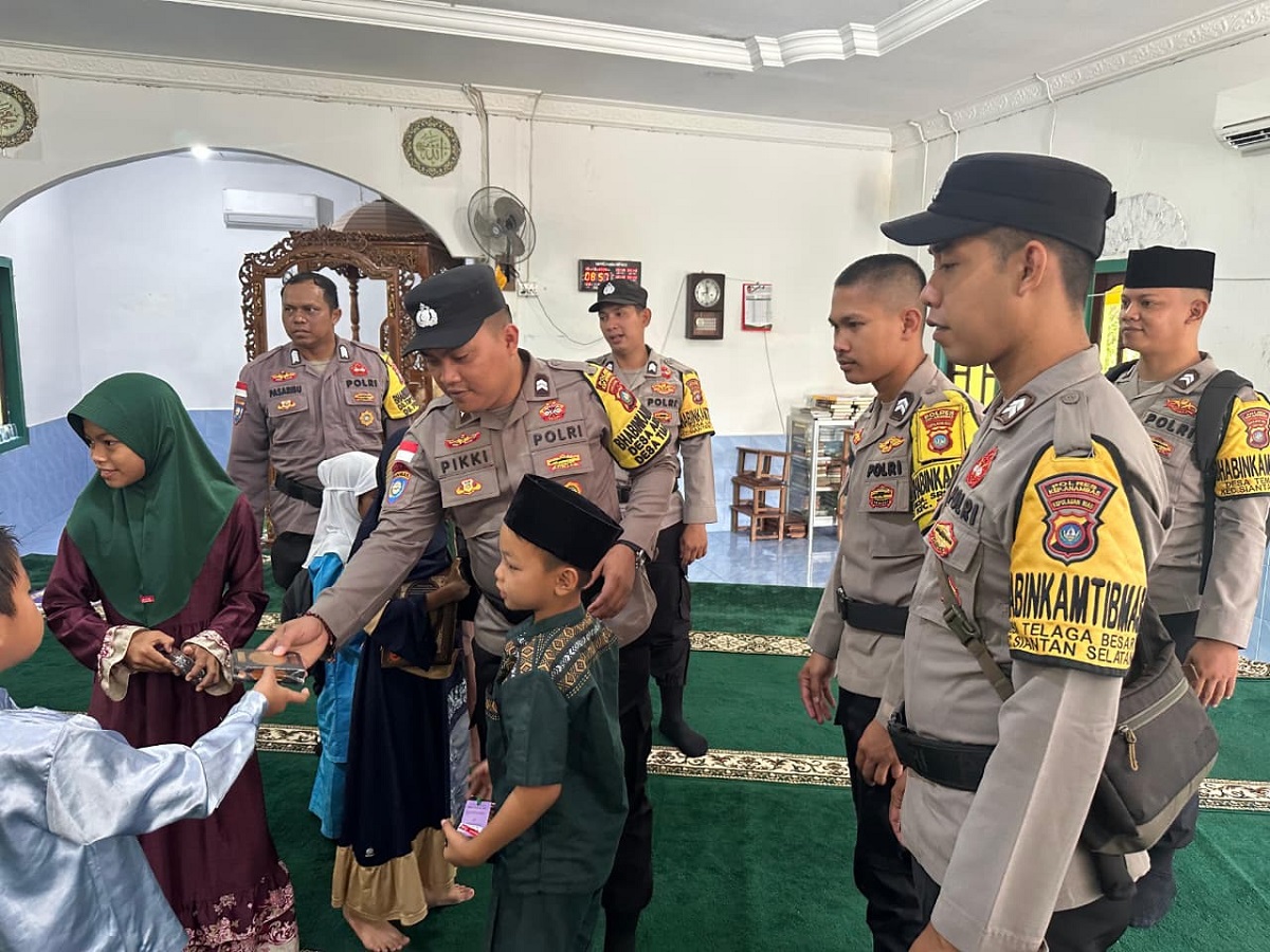 Polsek Siantan Berbagi Berkah Ramadhan, Salurkan Alquran kepada Anak TPQ di Pesisir Timur