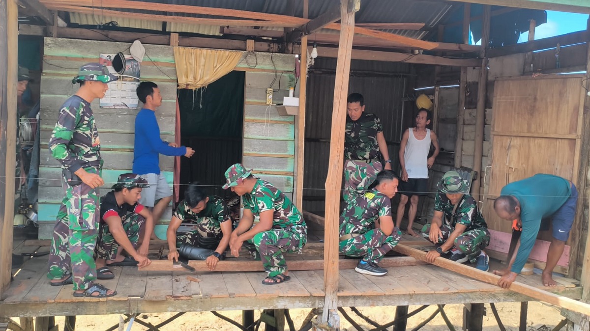 Kodim 0318 Natuna Renovasi Rumah Warga di Dusun II Desa Piasan , Wujud Kepedulian TMMD ke-128