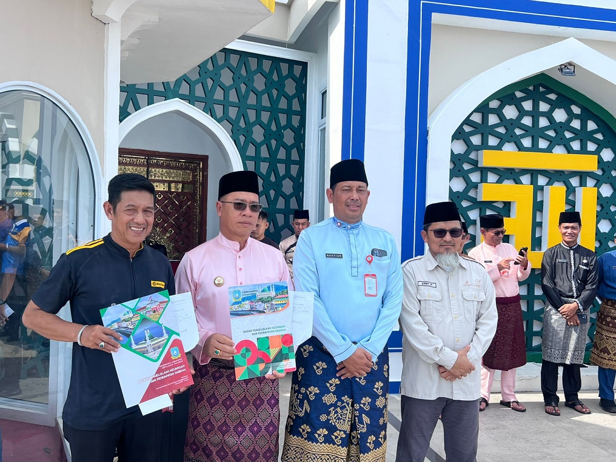 Pemkab Anambas Serahkan Mobil Sampah dan Mobil Jenazah ke Desa Tarempa Barat, Bupati: Harus Dimanfaatkan Maksimal