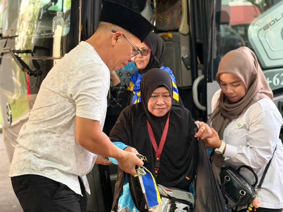Pelukan Haru di Tanah Air: 46 Jemaah Haji Anambas Disambut Hangat, Bupati Aneng Hadir Berbagi Syukur