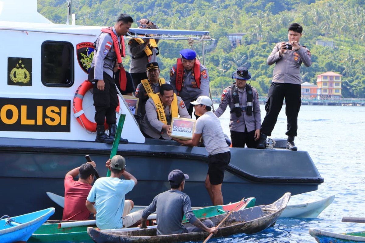 Polres Kepulauan Anambas Salurkan Bansos untuk Nelayan di Desa Sri Tanjung Sambut HUT Bhayangkara ke-80