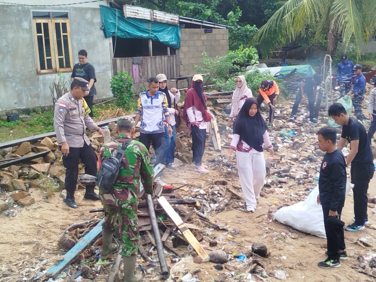 Gotong Royong Bersihkan Pantai Teluk Kumbik, Polsek Jemaja Ajak Warga Jaga Kelestarian Lingkungan