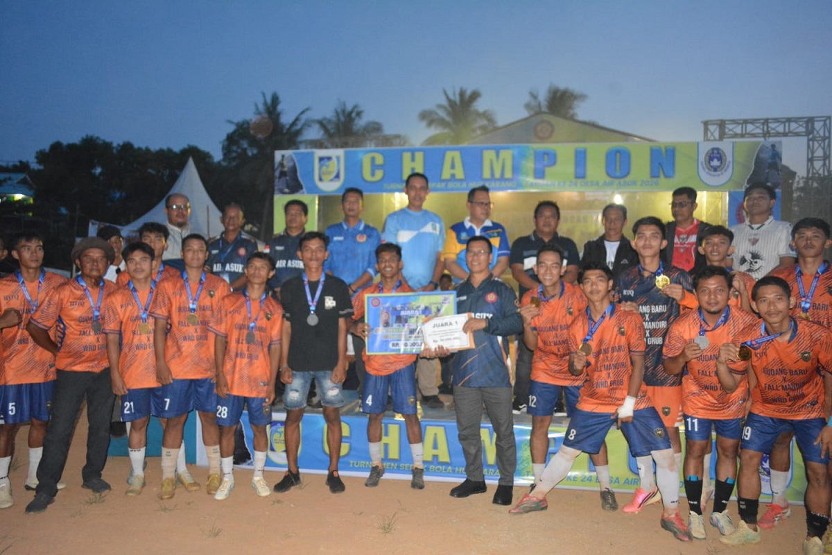 Bupati Aneng Tutup Turnamen Sepak Bola HUT Karang Taruna Desa Air Asuk, Tekankan Sportivitas dan Persaudaraan