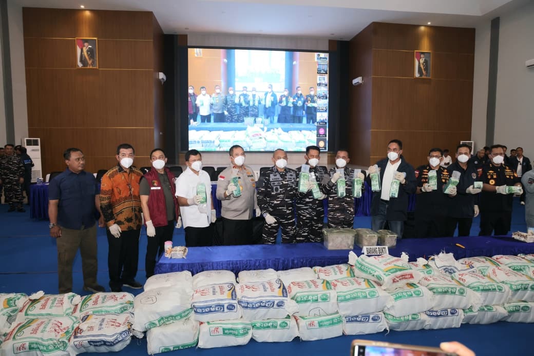 Kapolda Kepri Ikuti Konferensi PERS Pengungkapan Penyelundupan 1,3 Ton Ketamine di Perairan Batam