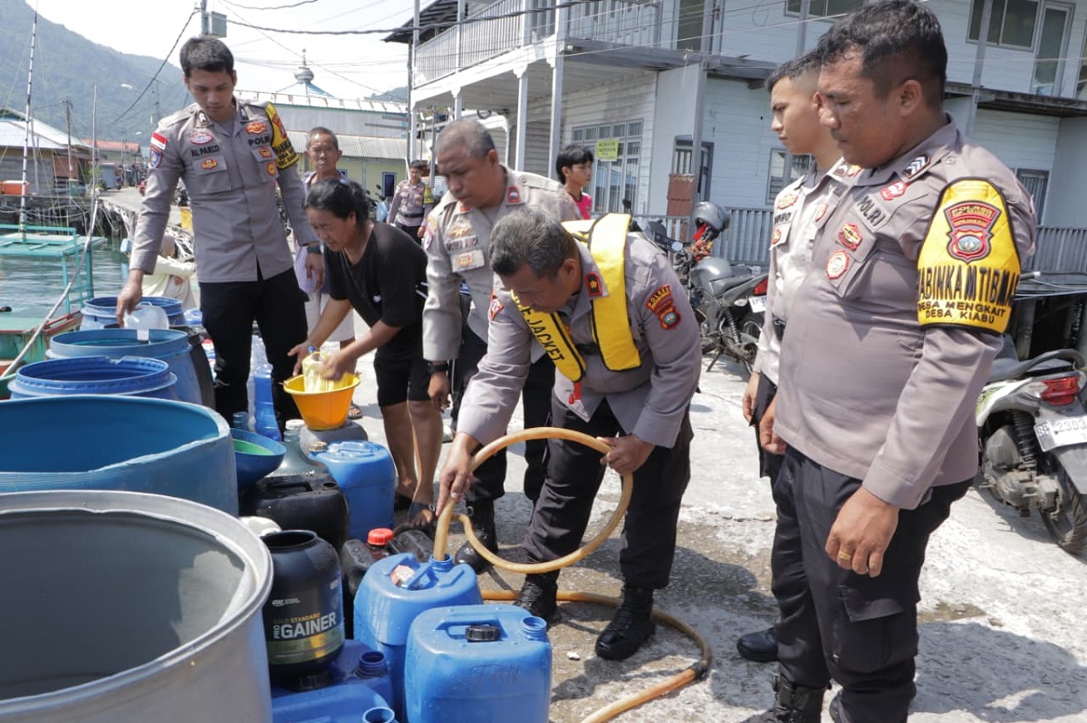 Warga Terdampak Kemarau, Polres Anambas Kirim 20 Ton Air Bersih ke Desa Sri Tanjung