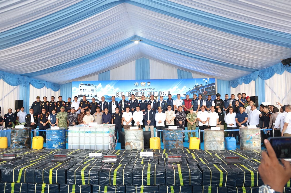 JOINT OPERATION BNN, BEA CUKAI DAN POLDA KEPRI GAGALKAN PENYELUNDUPAN 2,6 TON METHAMPHETAMINE CAIR, SELAMATKAN 14,1 JUTA JIWA