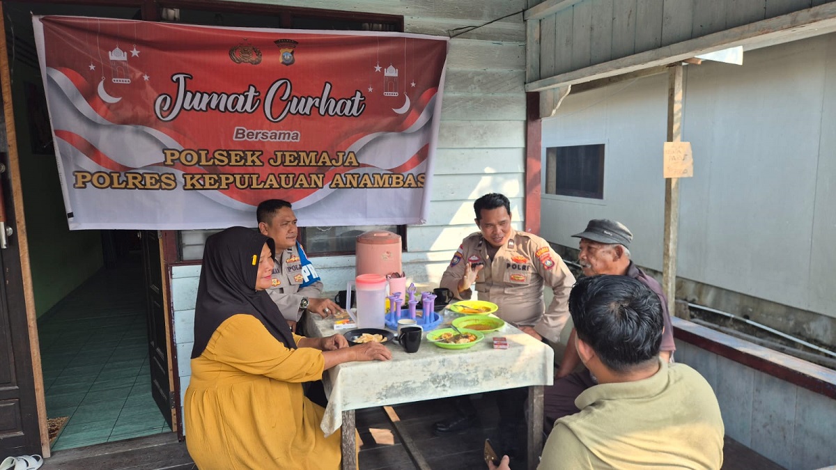 Jumat Curhat Bahagia di Letung, Polisi dan Warga Jemaja Perkuat Sinergi Jaga Kamtibmas