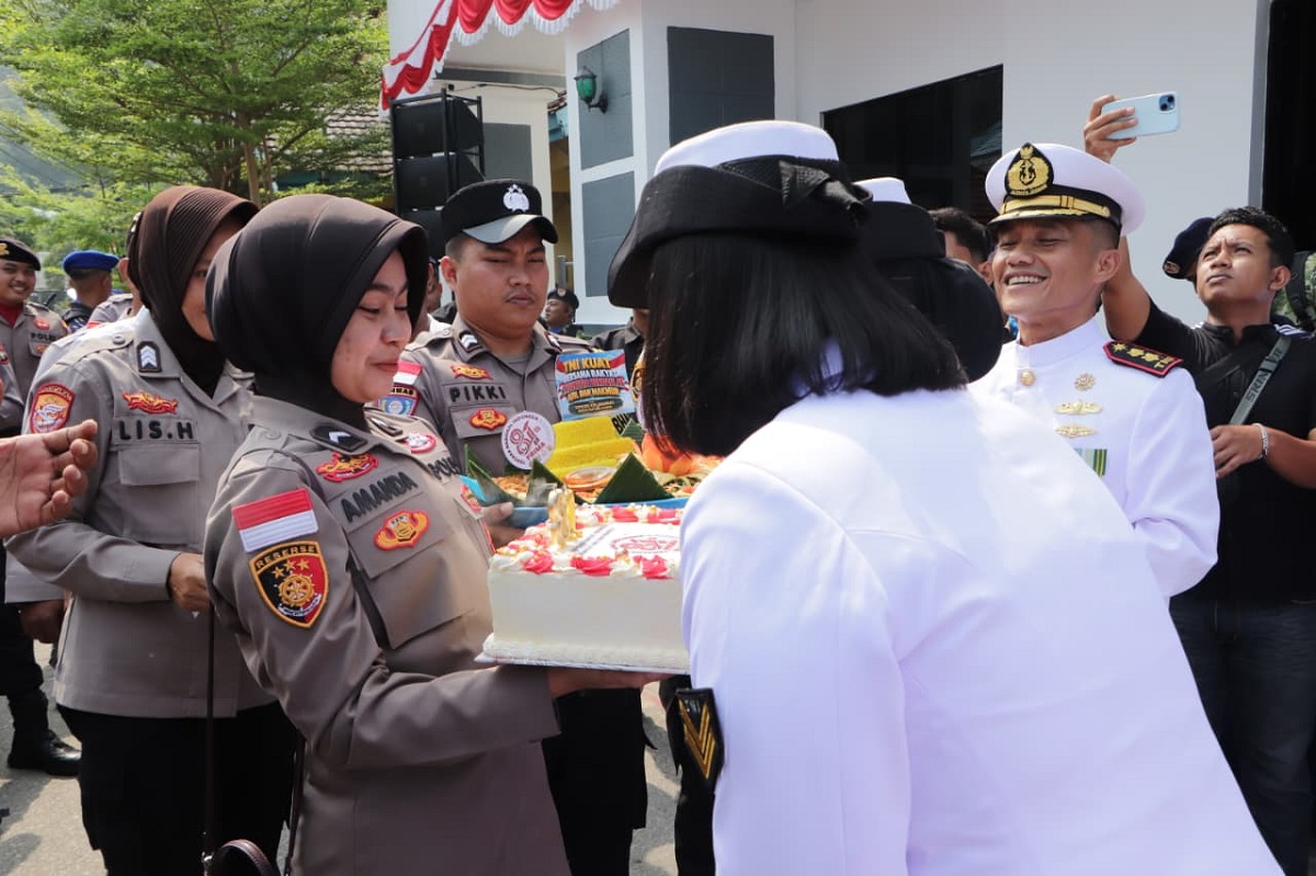 Kue Ulang Tahun dari Polres Anambas, Sebuah Ucapan Terima Kasih untuk TNI di Hari Jadinya ke-81