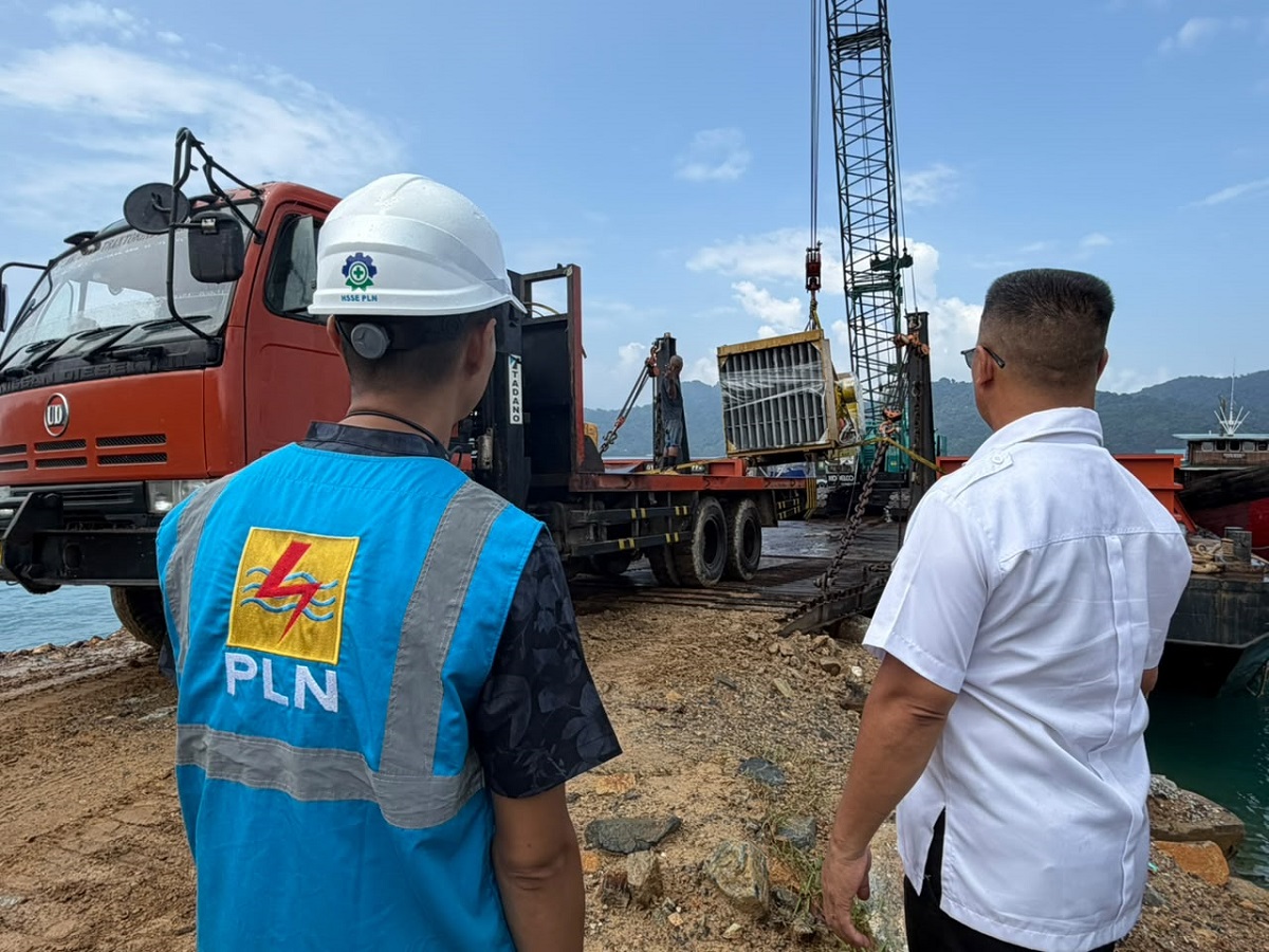 Bupati Aneng Turun Langsung Pantau Kedatangan Mesin PLTD untuk Perkuat Pasokan Listrik Anambas